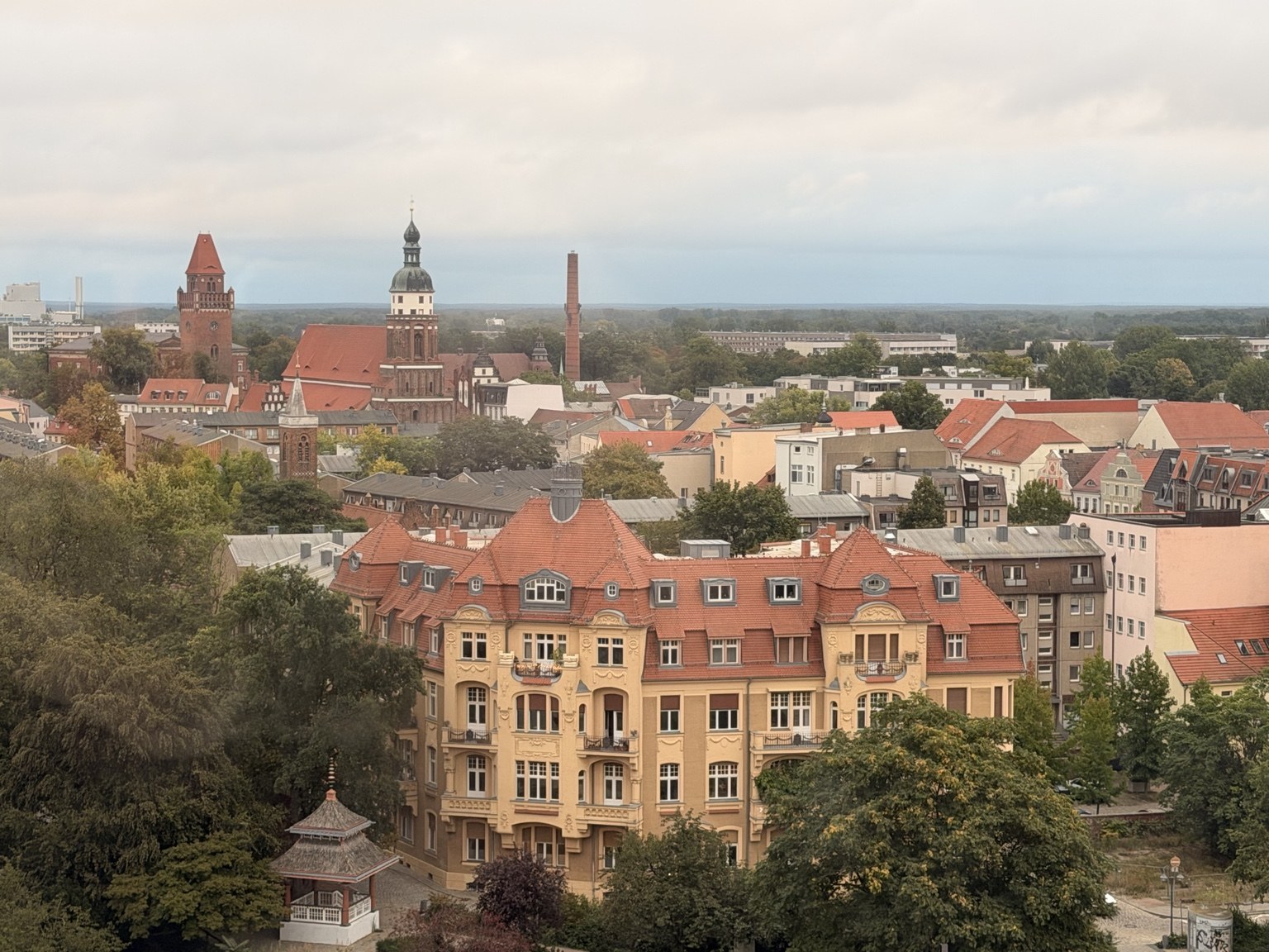 Blick aus dem Hotelfenster über Dächer, Kirchtürme und renovierte Häuser in Cottbus.