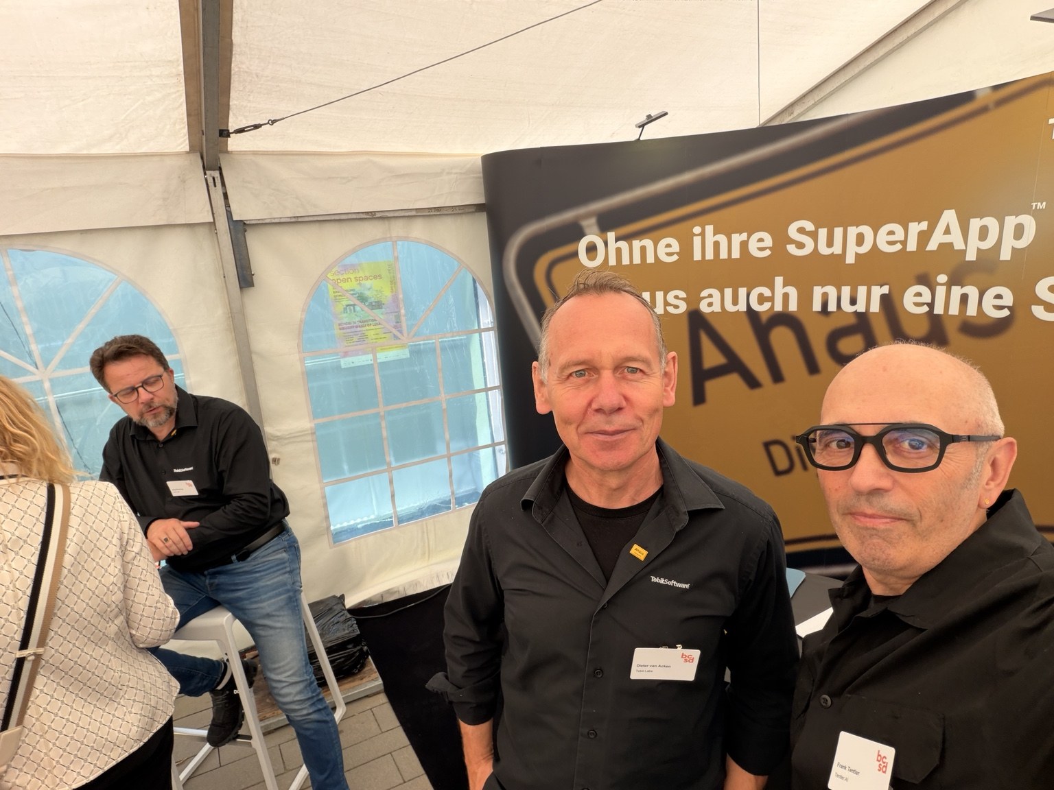 Dieter van Acken und Frank Tentler am Tobit-Stand mit einem Banner der Ahaus SuperApp.