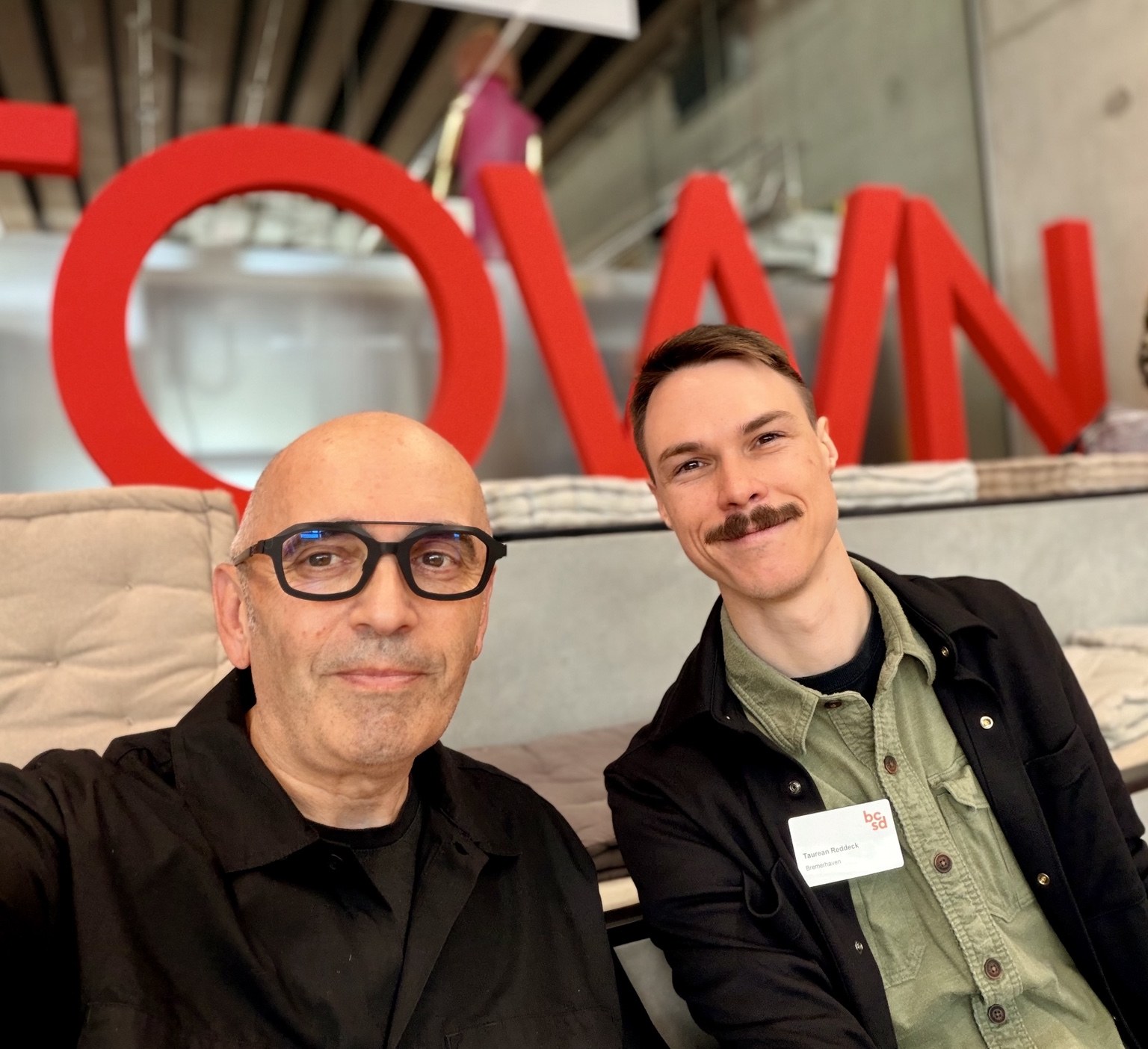 Frank Tentler links und Taurean Reddeck rechts auf der Sitztribüne im Startblock B2.