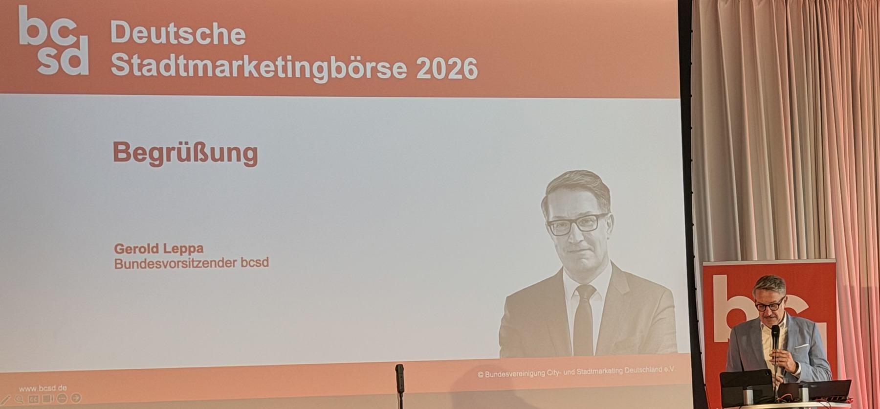 Gerold Leppa am Rednerpult bei der Eröffnung der Deutschen Stadtmarketingbörse 2026 in Cottbus.