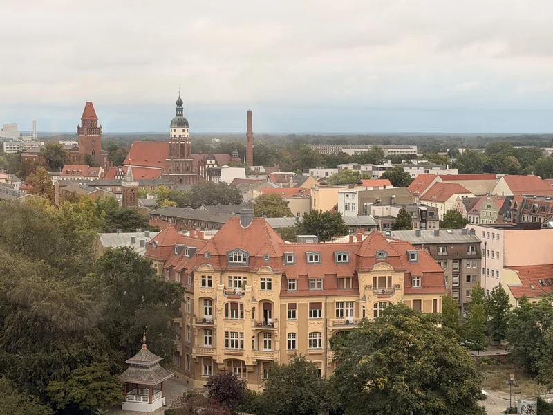 Blick aus dem Hotelfenster über Dächer, Kirchtürme und renovierte Häuser in Cottbus.