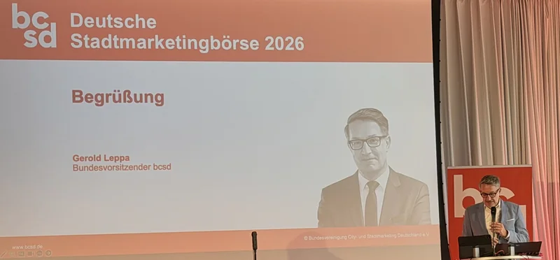 Gerold Leppa am Rednerpult bei der Eröffnung der Deutschen Stadtmarketingbörse 2026 in Cottbus.