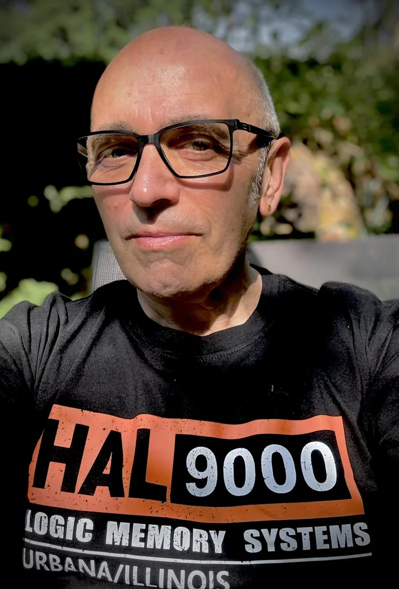 Frank Tentler mit Brille und einem schwarzen HAL-9000-Shirt