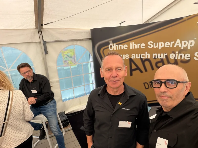 Dieter van Acken und Frank Tentler am Tobit-Stand mit einem Banner der Ahaus SuperApp.